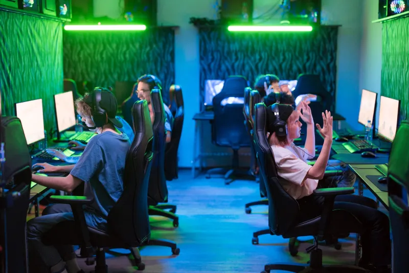 Pass It On: The British r/place Old Guard Shaping How a New Generation Builds Online